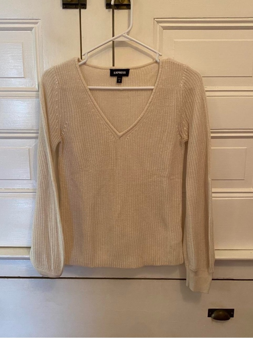 Express Cream V‑Neck Textured Knit Top